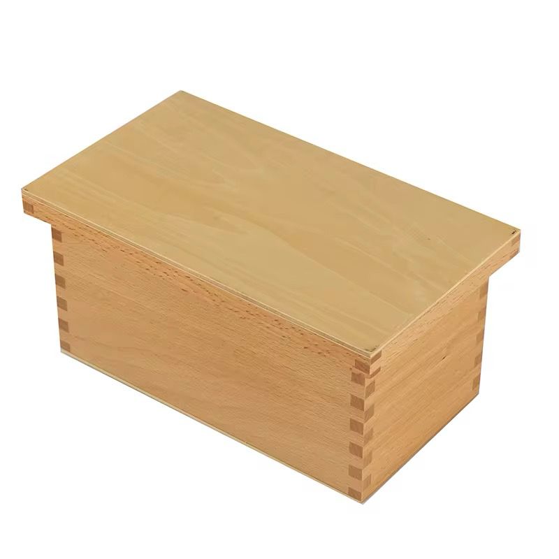 Closed wooden box used to store the Montessori Thermic Bottles set